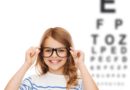 Votre enfant a besoin de lunettes de vue, comment avoir le signal d’alerte ? smiling cute little girl with black eyeglasses