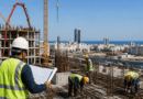 Chantier BTP en Tunisie avec ouvriers et équipements de construction